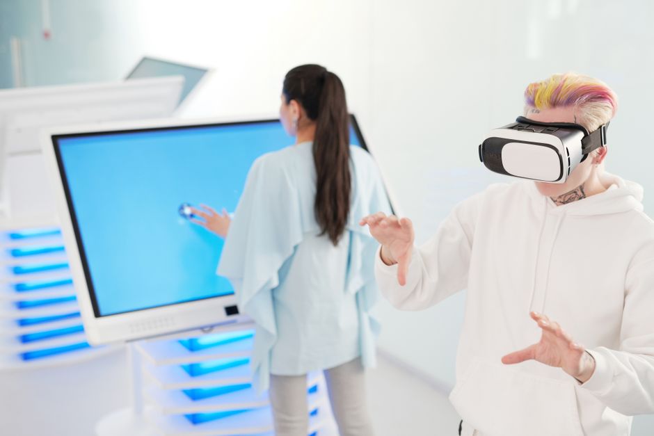 Korisnici koriste dodirni zaslon u futurističkom okruženju