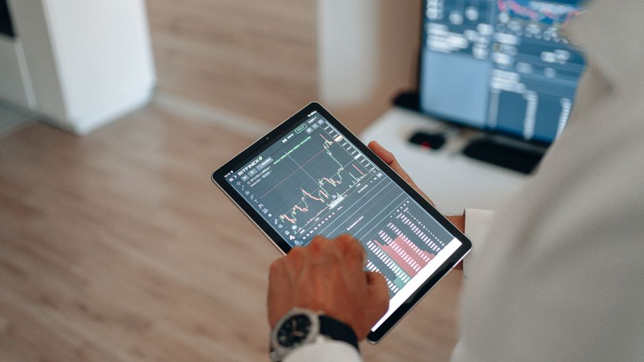 Ruke koriste tablet za online trgovanje i analizu tržišta