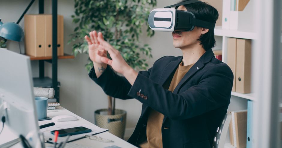 Programer u uredu koristi VR tehnologiju za razvoj digitalnih rješenja