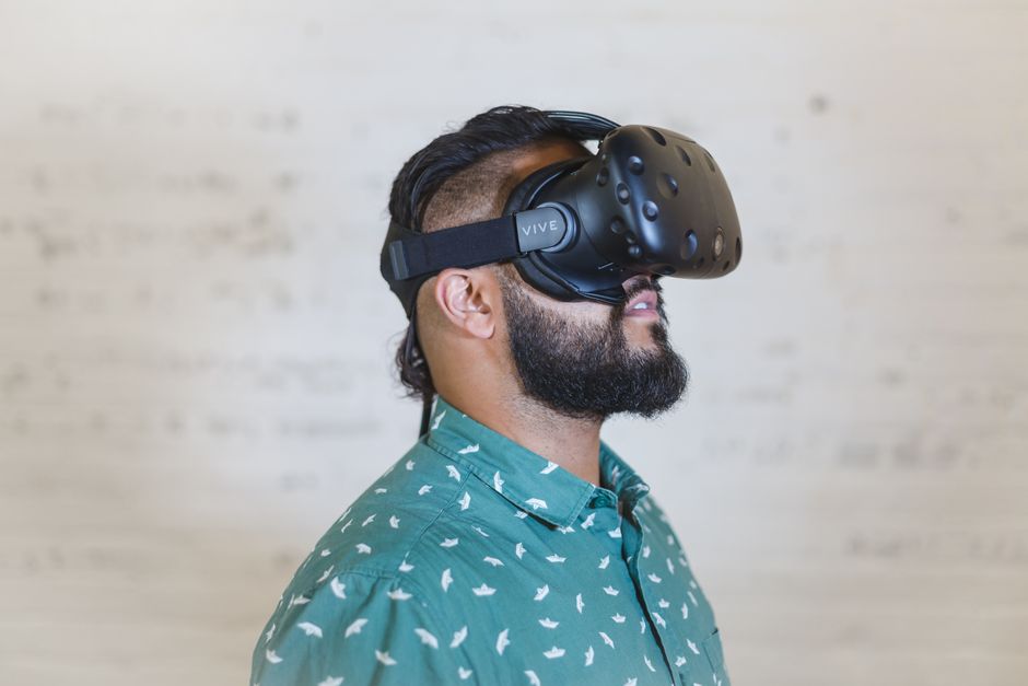 Odrasla osoba koristi headset za virtualnu stvarnost u imerzivnom iskustvu